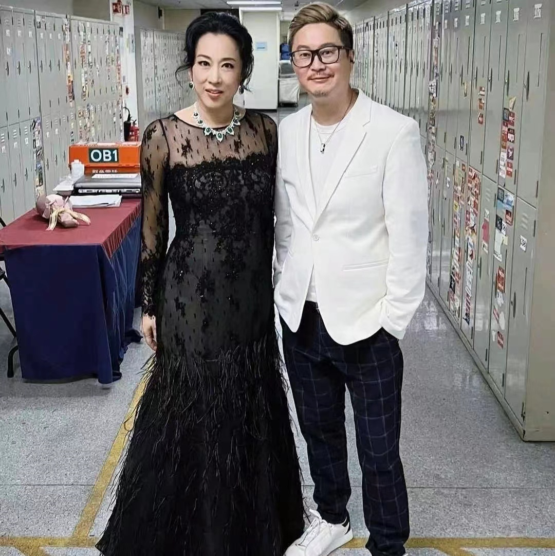 香港小姐|历任港姐齐聚！64岁朱玲玲黑蕾丝裙超丰满，56岁陈法蓉凹凸有致