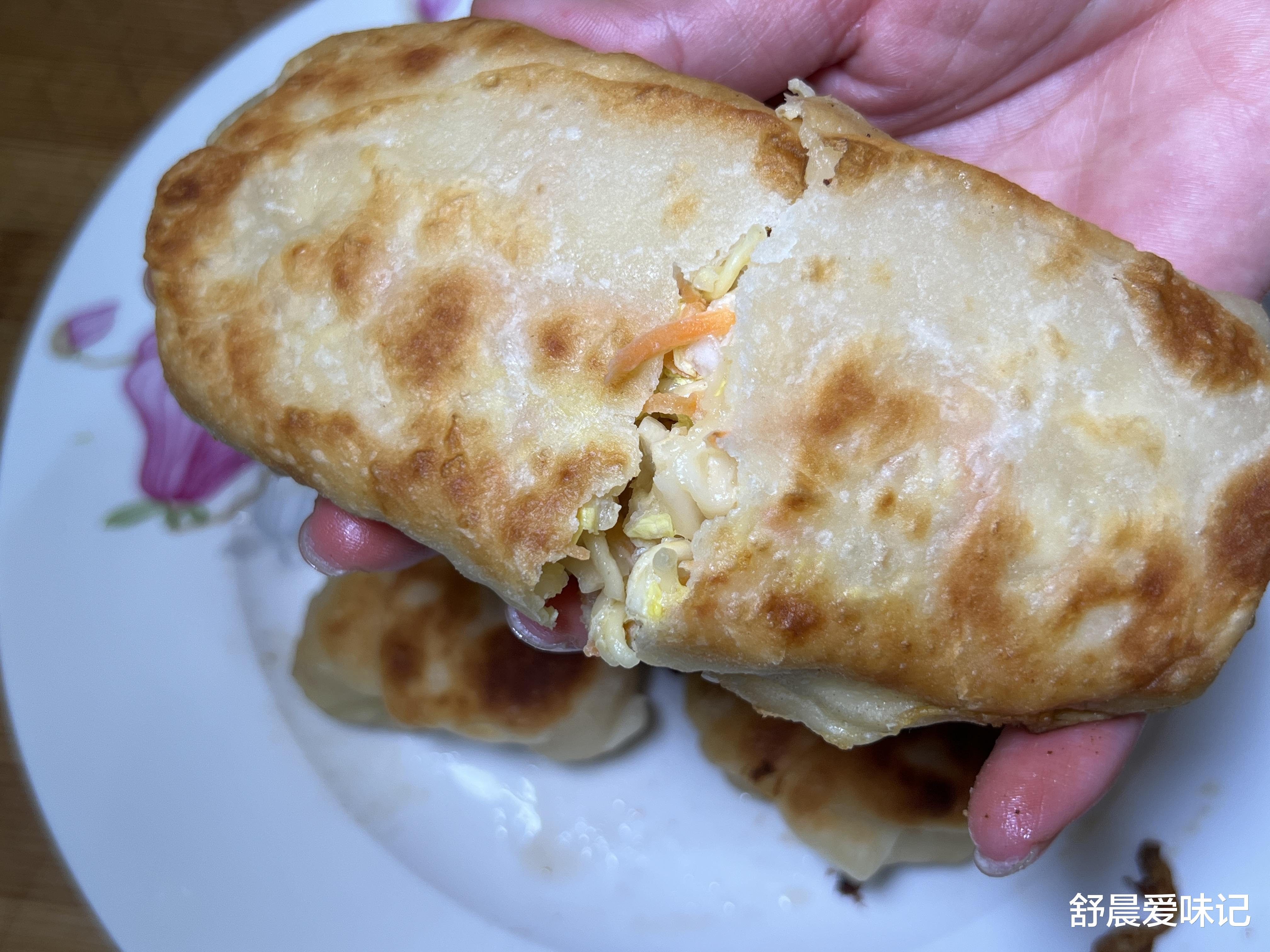 娃娃菜别再炒菜吃了，在家可以这样做，馅料鲜美，外皮金黄酥脆香