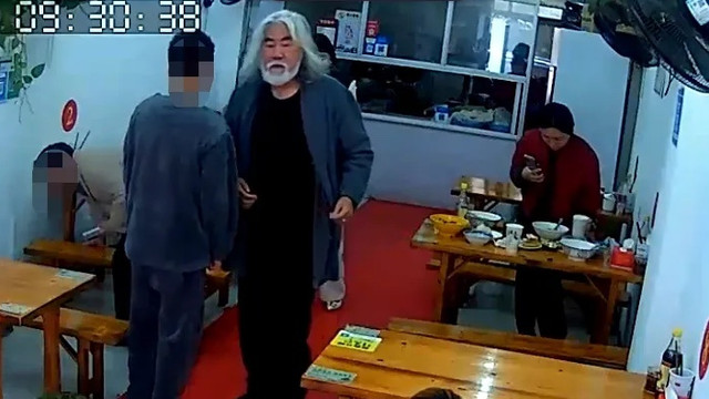 张纪中|71岁张纪中带娇妻吃快餐，点了满满一大桌子的菜，被夸节俭接地气