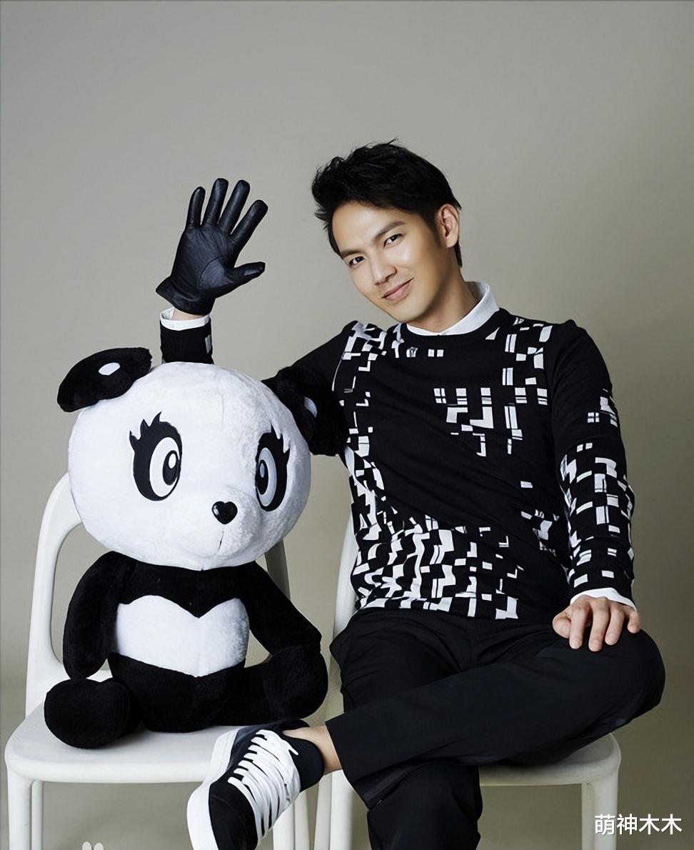 钟汉良|疑似钟汉良老婆探班被拍,男方雨中撑伞照顾女方,两人传秘婚多年