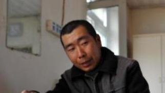 男子买房救济弟弟被侄女起诉争房,法院判各分50%不公正?弟弟怨