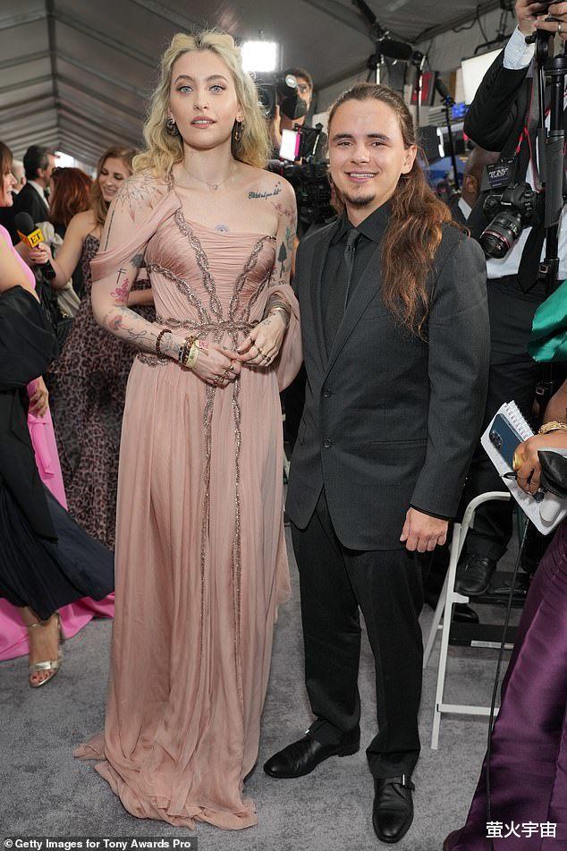 迈克尔·杰克逊|迈克尔·杰克逊24岁女儿赴颁奖礼，皮肤白皙身姿挺拔，比哥高很多