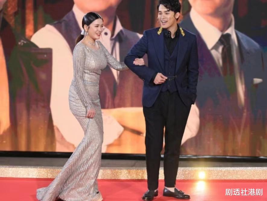 TVB|今年台庆再接再厉!TVB上位小花不怕被嘲时装车祸,曾多套造型被批