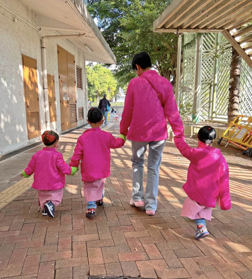 胡杏儿|胡杏儿夫妇春节给儿子们发红包,母子四人穿唐装,牵手逛街很拉风