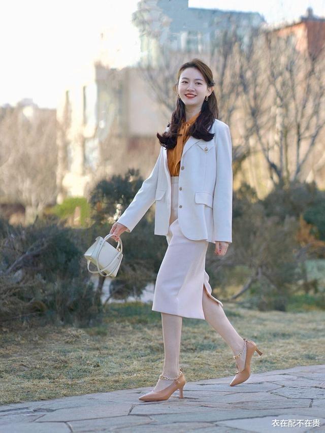 |奔四奔五的女人，要避开这4种“假时髦”的西装，打扮才优雅大气