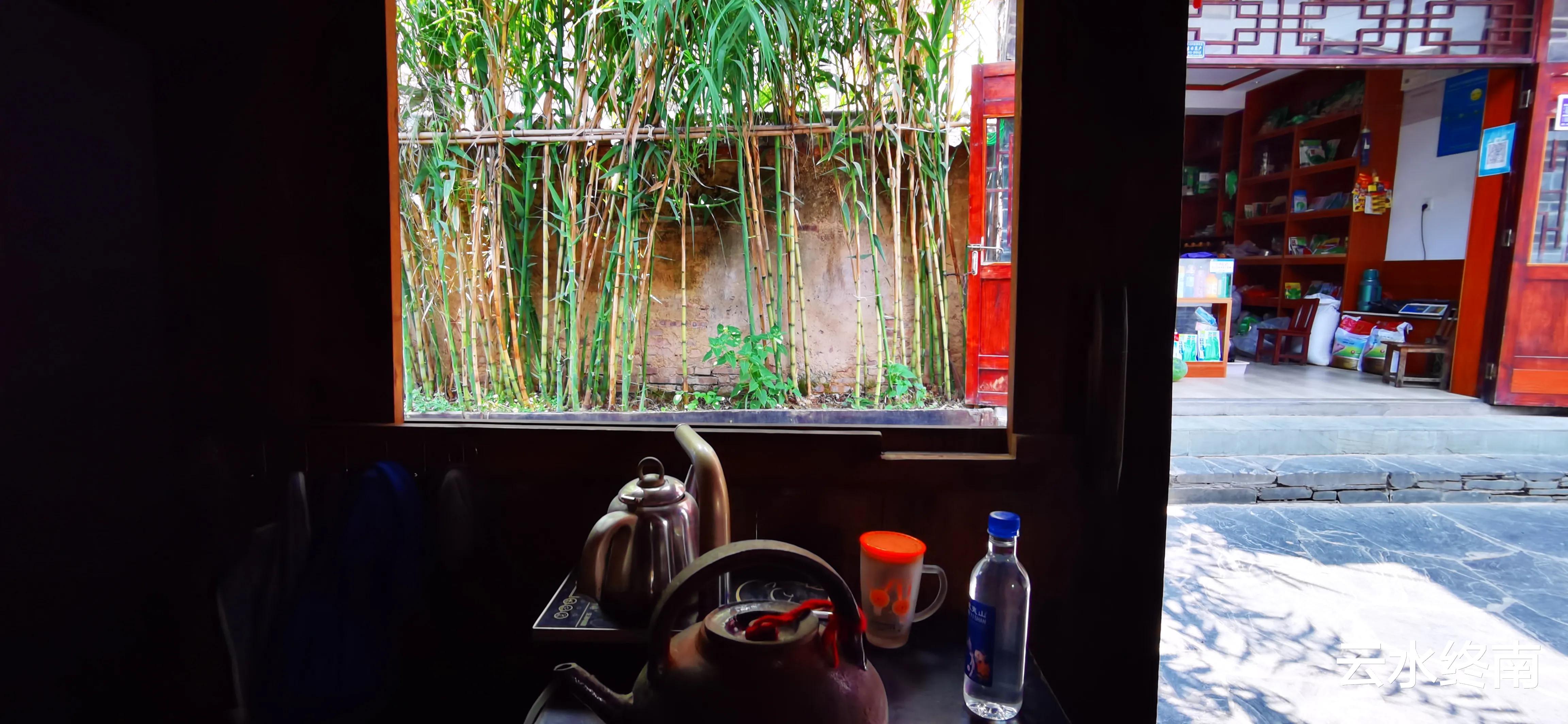 |在汉江边坐2元钱的渡船,两个小姑娘给我们付费,还请我们到茶山