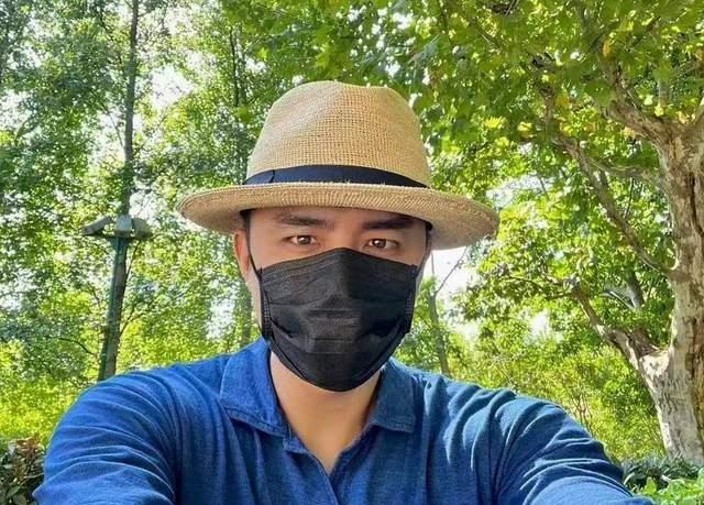 明道|明道牵着两岁儿子现身上海商场，孩子偏瘦，衣服宽松像大了两个码