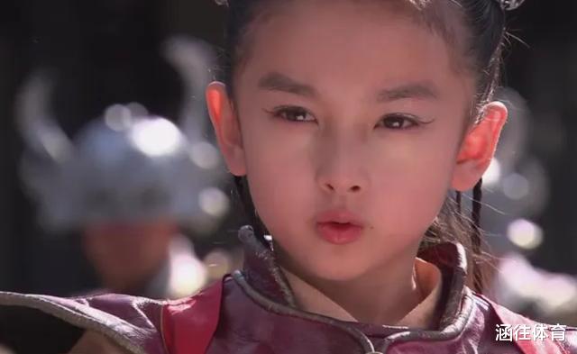 宋祖儿|宋祖儿穿深V裙太大胆！炫完美曲线眼神放电，侧露雪白长腿好吸睛