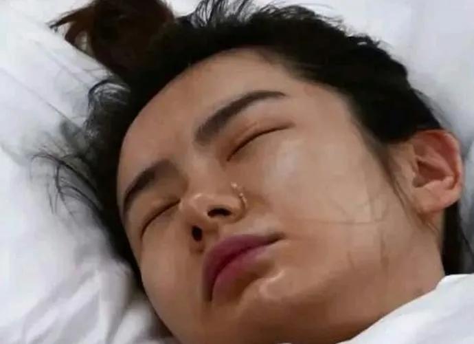 黄圣依 9位花旦离开P图差距就出来了，黄圣依女生男相，刘亦菲险胜