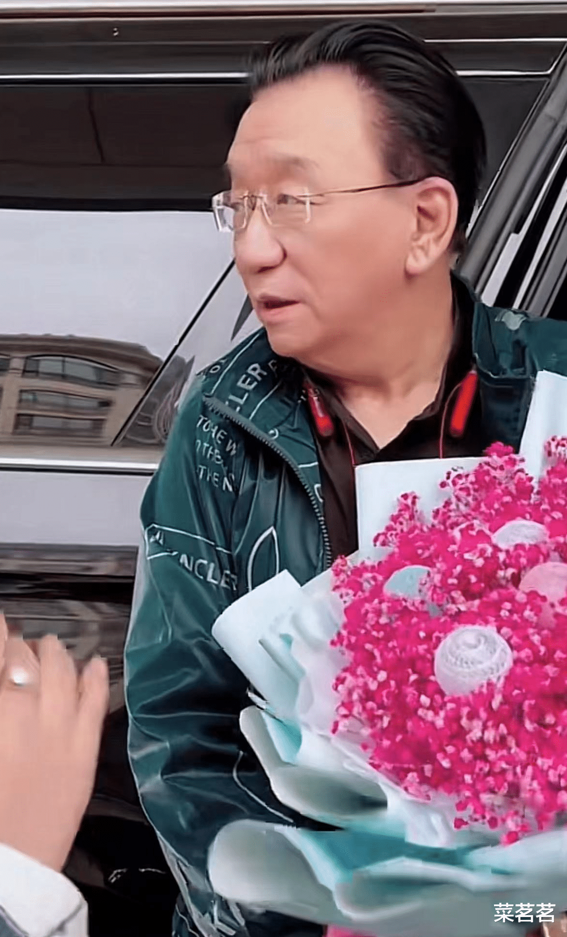 侯耀华|75岁侯耀华商演捞金，穿百元上衣精神抖擞！