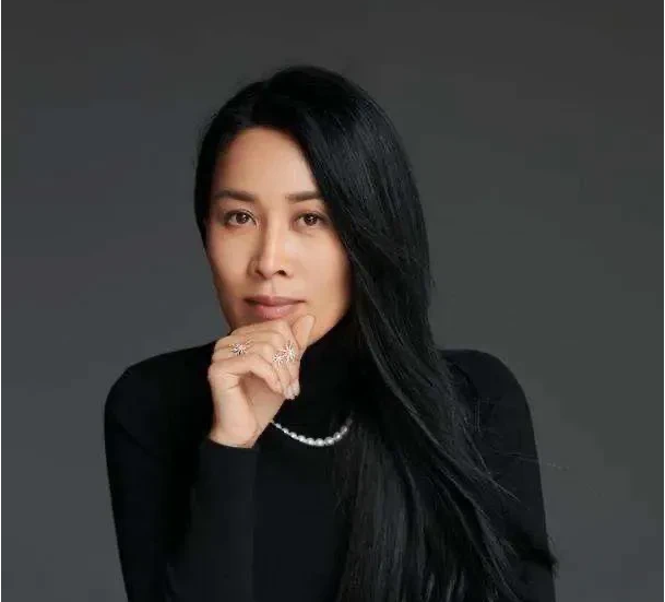 那英|53岁那英近照曝光，被老公揍得落荒而逃，如今54岁依然单身