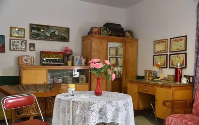 为什么过去的书桌上总压一块玻璃?原因都在这,和想象的完全不同