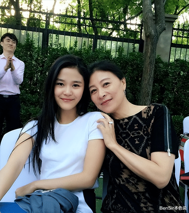 岳红|悲惨影后岳红,哺乳期离婚切除大半个胃,单身32年,为女儿无怨无悔