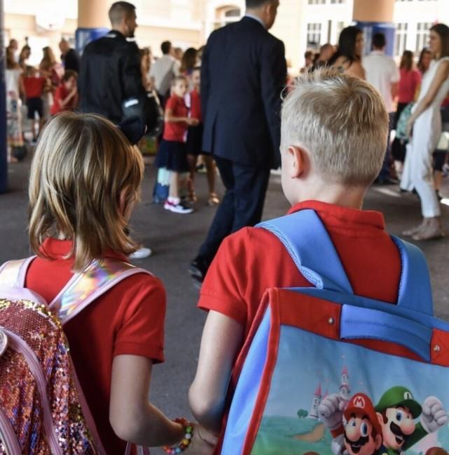 发型 摩纳哥王妃久违送儿女上学,孩子头发惹关注,7岁公主当理发师了