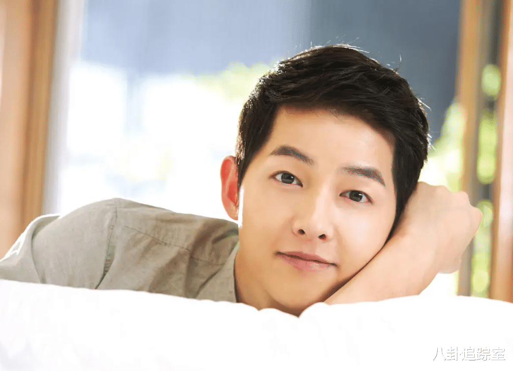 宋仲基|宋仲基方承认恋情，与英国素人恋爱历程曝光，女方全程护肚疑怀孕