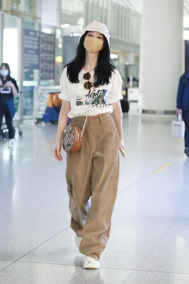 柳岩|柳岩张俪同框,看出身材差异,都穿休闲套装,柳岩看着腿有点短