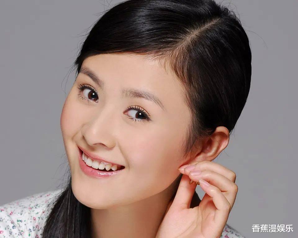 沈腾|沈腾老婆胖成贾玲，抱娃出街面部浮肿身型笨重，刚被曝出离婚