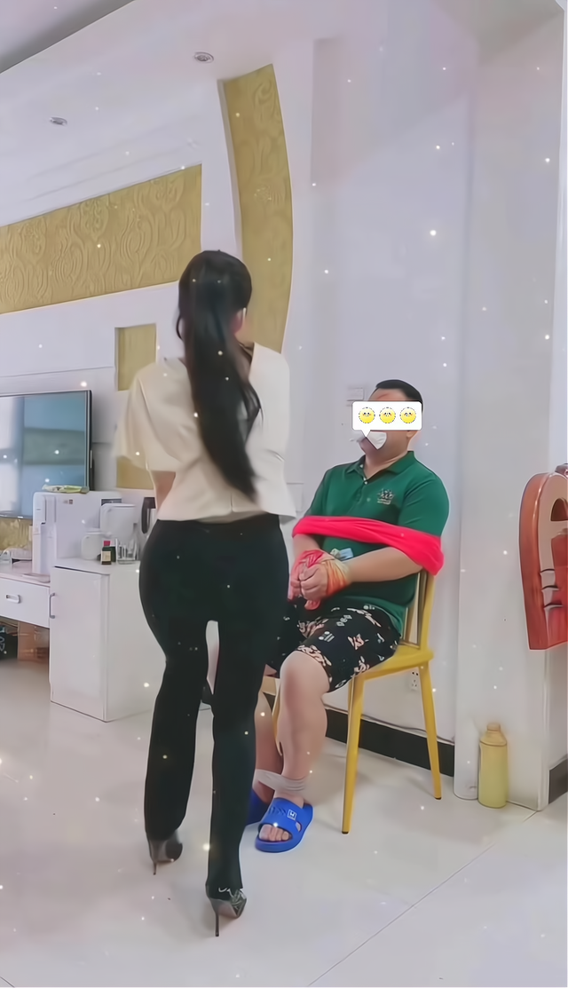 回顾女子把丈夫捆椅子上,一边跳舞一边扇其耳光:这次让你看个够