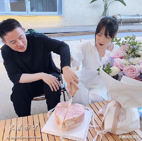 高晓松|高晓松34岁前妻近照曝光，与现任老公同框大秀恩爱，二人颜值很搭