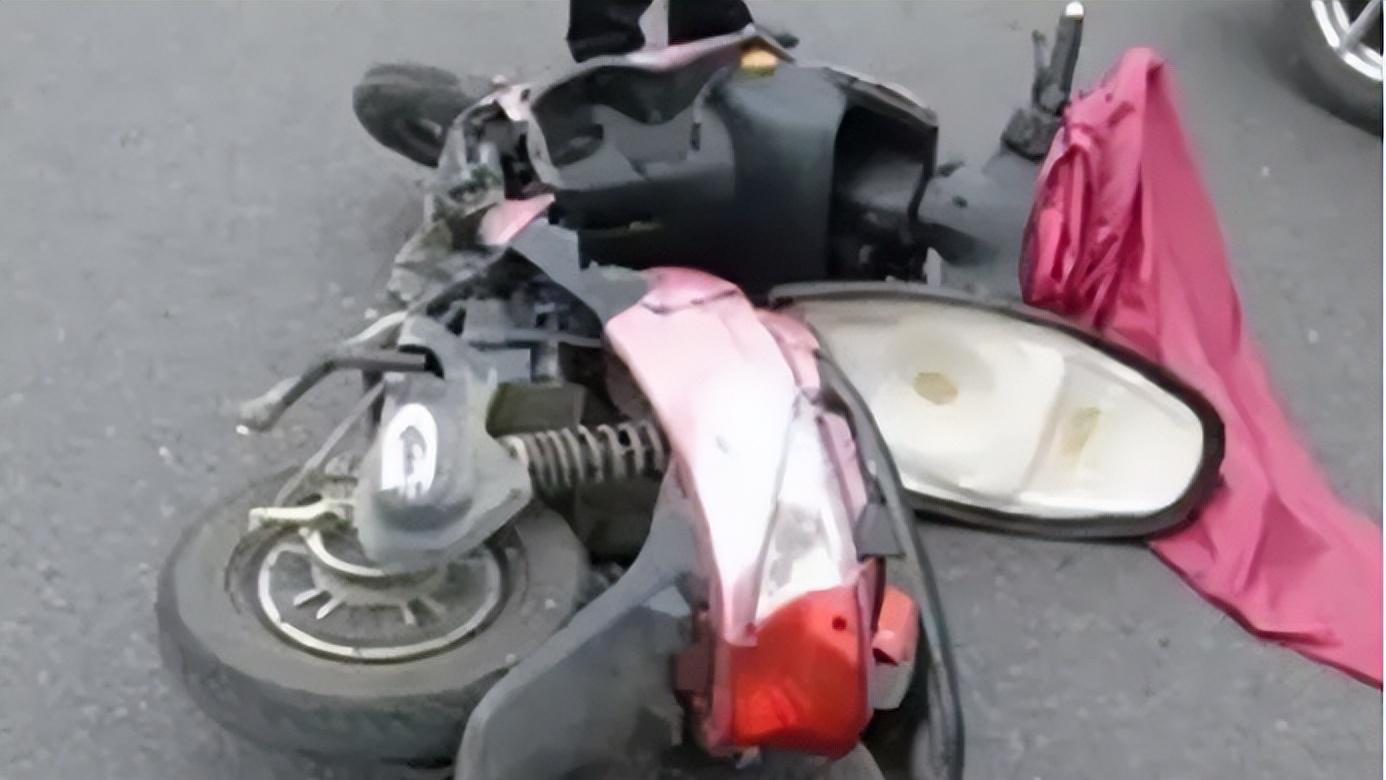 大爷|2014年老教授晨练时被女孩撞晕，醒后对儿子说：把一万元退给人家