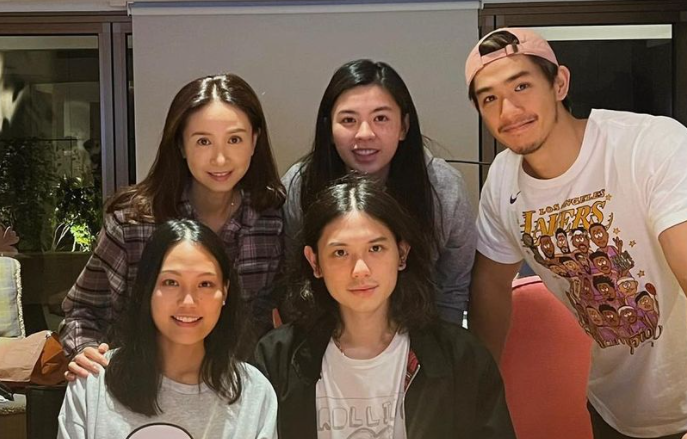 异星灾变|霍英东孙女婚后陪老公庆生，状态远不如54岁婆婆，身材发福明显