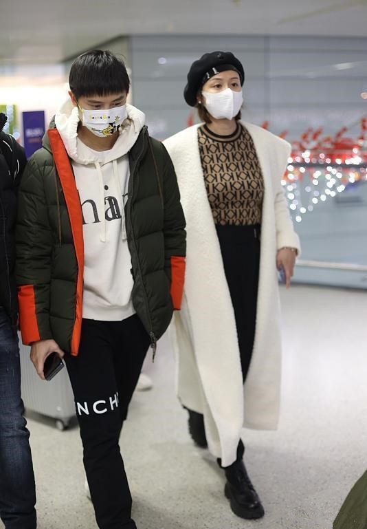 田亮|田亮夫妇现身,妻子裹睡袍似贵妇,田亮穿成大学生,不像夫妻像母子