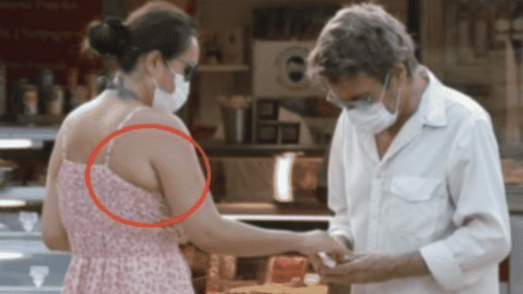 巩俐|54岁巩俐放飞自我？素颜出街尽显“膀大腰圆”，与外籍男友大秀恩爱