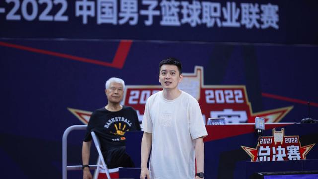 李月汝|杨鸣军师合同到期！曝名宿吴庆龙已接到辽篮电话 或接班蒋老做助教