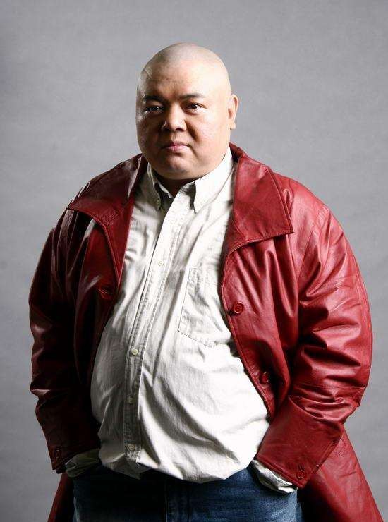 谢宁|49岁知名男星定居河北！身体圆润头发全无，摆摊卖菜谋生接地气