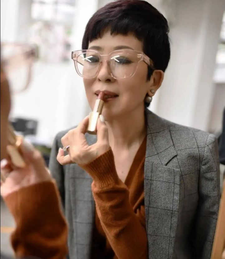 穿衣搭配|女人上了年纪后，4个在外人看来很“作”的细节，才是减龄的关键