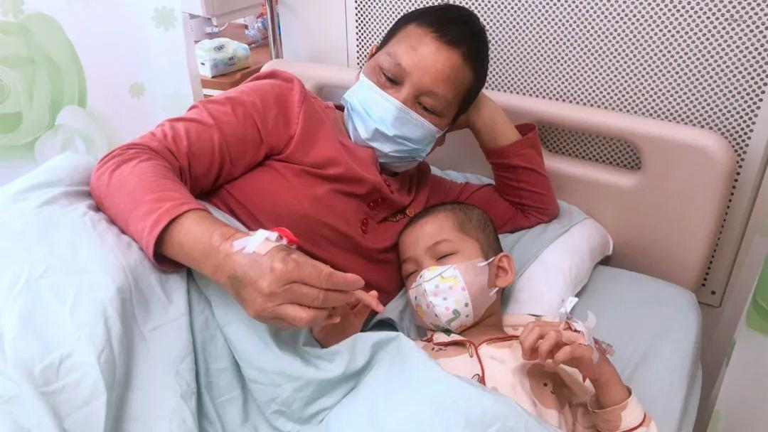 女儿患白血病后单亲妈妈求助前夫被拒绝，十个月后母亲也患白血病