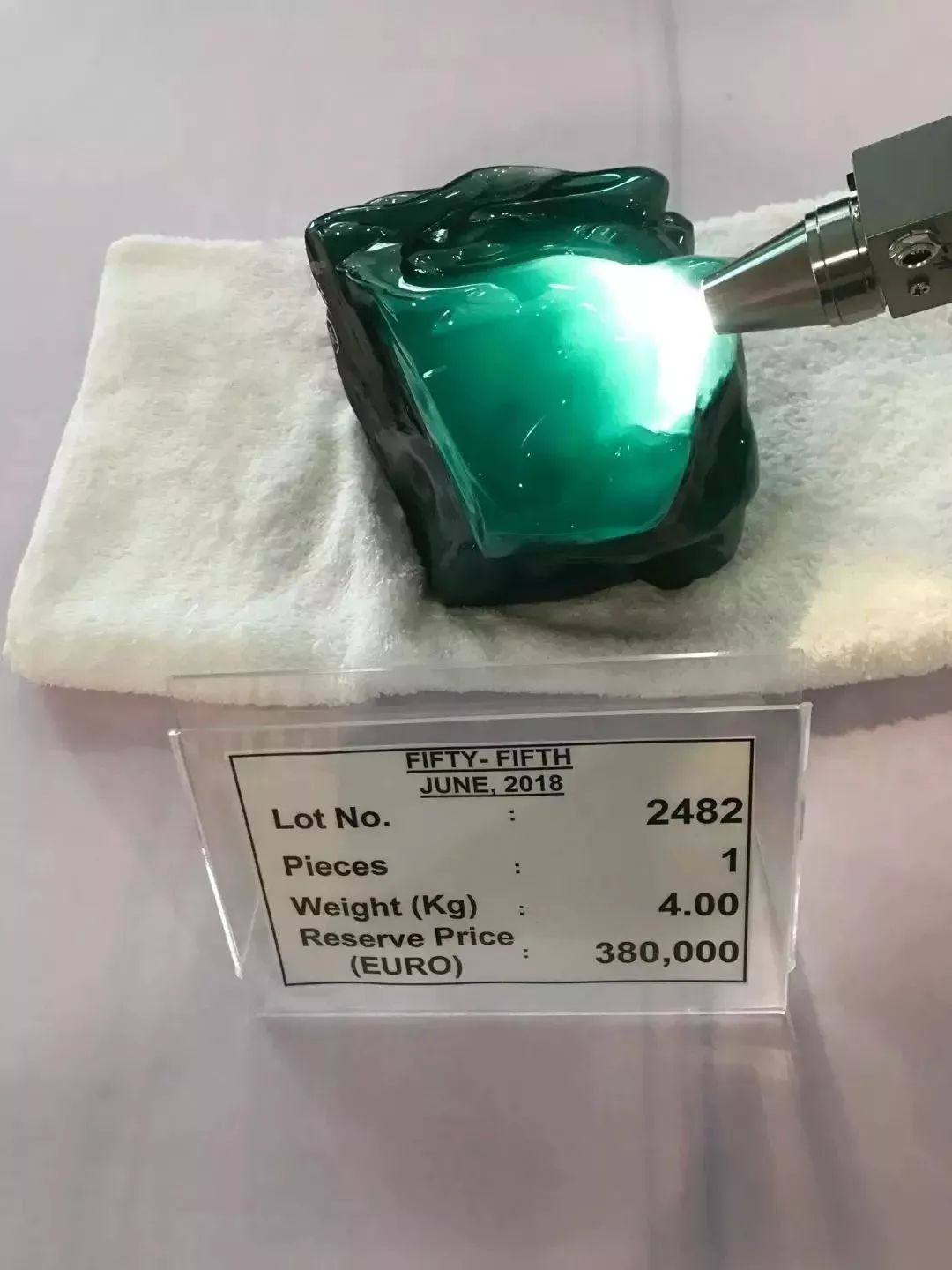 崇宁通宝|回顾往届公盘：底价28万欧元标石，开出7200万天价！翡翠价格上扬成定局！