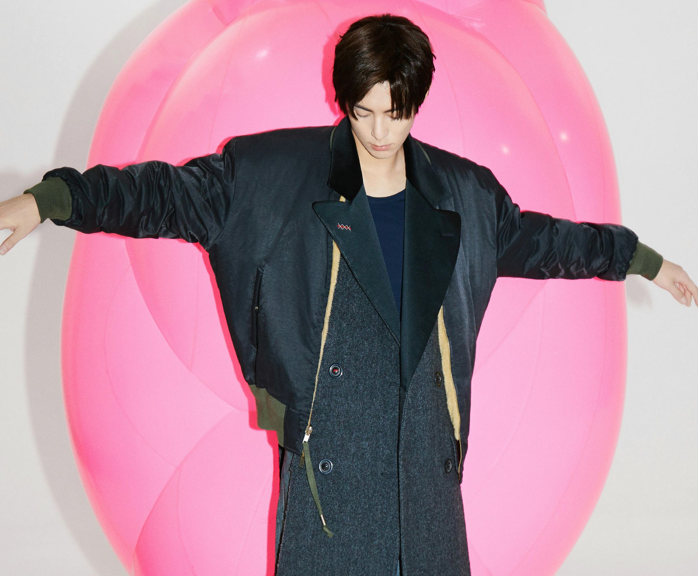 短发 王鹤棣一出场就惊艳了！梳中分发型帅气十足，举手投足好洋气