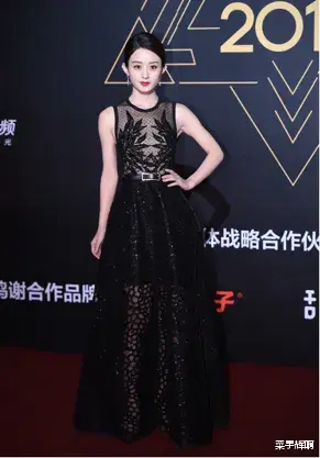 赵丽颖|赵丽颖当妈后女人味好浓!一身黑色无袖连衣裙优雅大气,依旧甜美