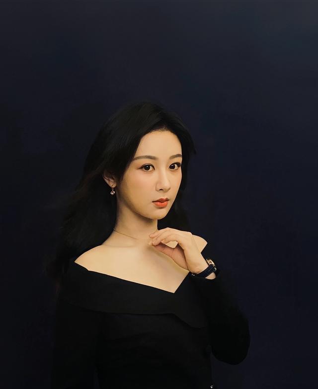 杨紫|杨紫最新黑色套装大片