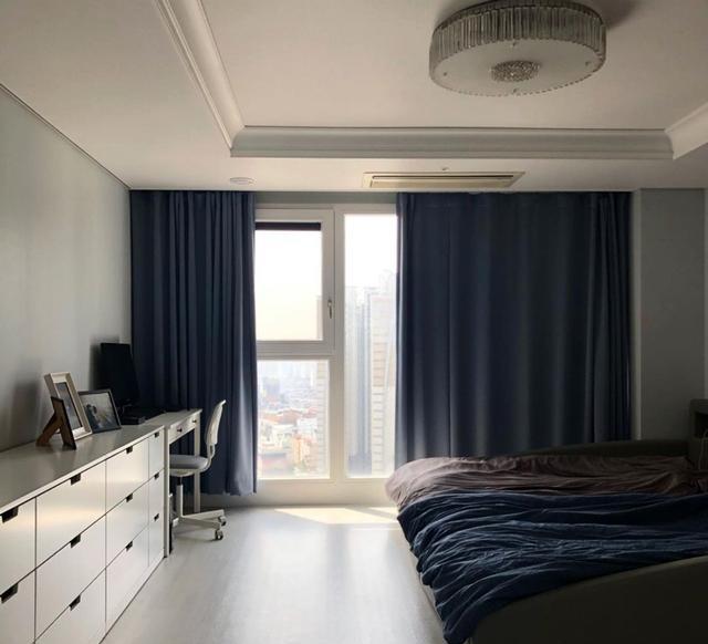 200大平层,得亏是顶楼,客餐厅装成暗黑系,显得又酷又高级!