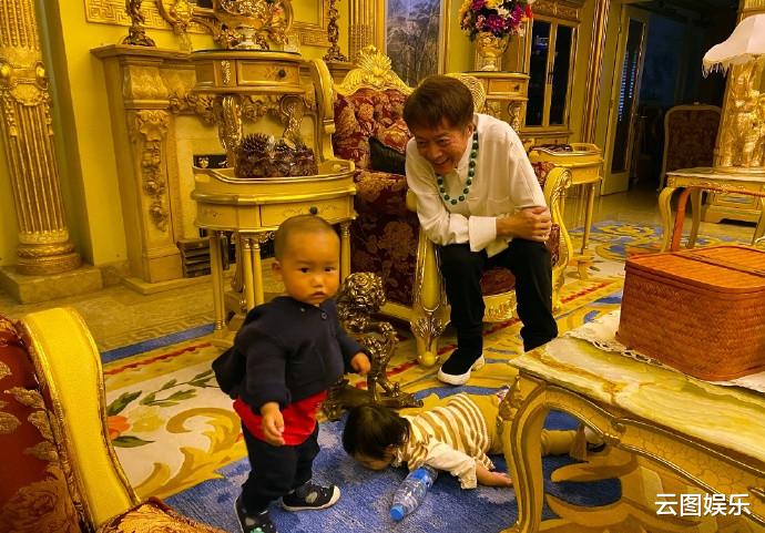 方刚|74岁方刚退休定居内地，住豪宅生活滋润，给狗送珍珠项链太奢侈