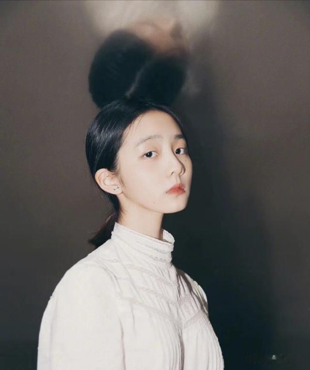 黄忆慈|黄多多因一张圣诞照挨骂,为什么大家不喜欢“成熟”的小孩?