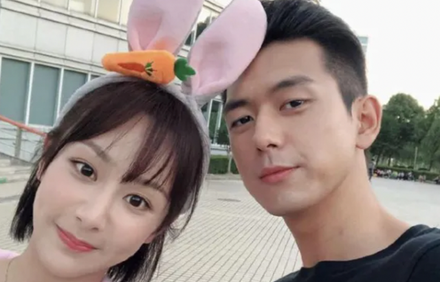 杨紫|杨紫片场扒男演员衣服！害羞低头大笑脸通红，一旁导演卖力指导