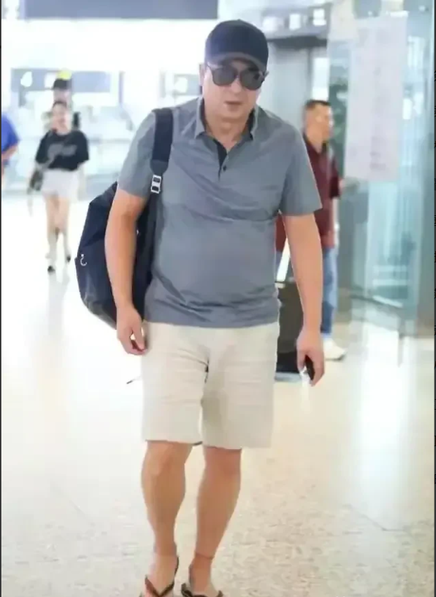 张嘉益|知名艺人52岁张嘉译，步履蹒跚，白发苍苍，身体发福，现身引热议