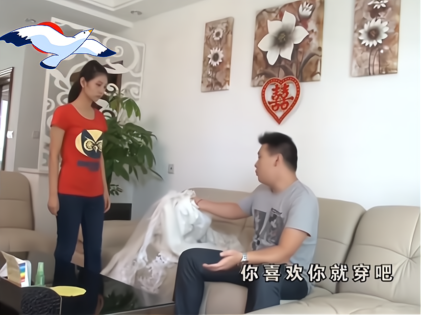 走光|新娘抹胸婚纱脱落,在亲友面前走光,新郎:让我的脸往哪放?