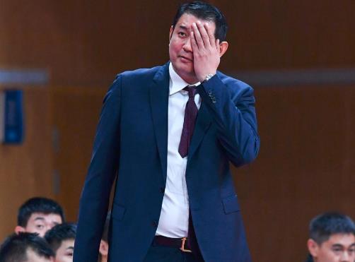 山东男篮|刘铁尴尬地走，张庆鹏也难留，这就是山东男篮的环境？