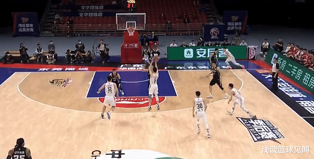 胡明轩|杜锋改换奇阵，胡明轩下起了3分雨，砸得杨鸣无奈逼停郭少遭怒斥