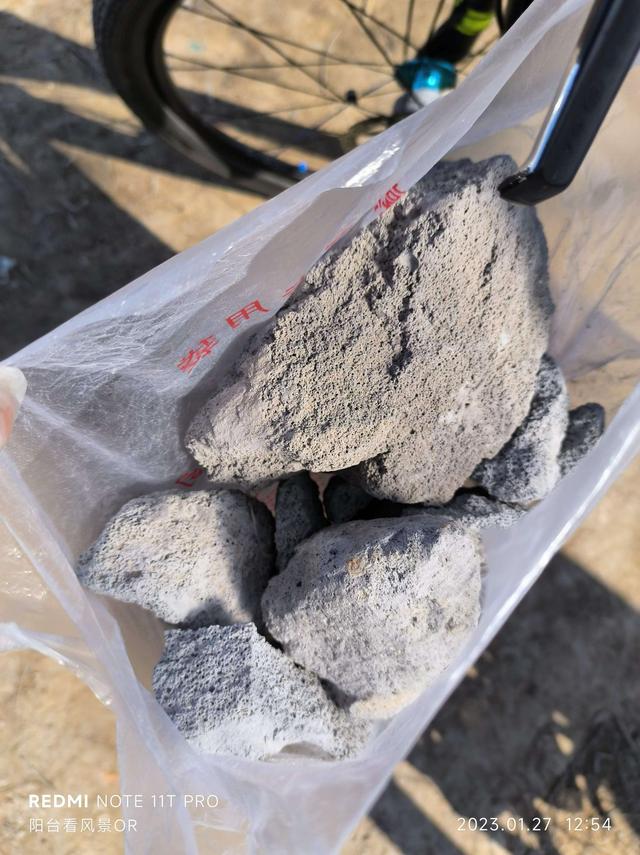 调料|奇葩的钓鱼人:钓鱼捡石头,开饵用调料