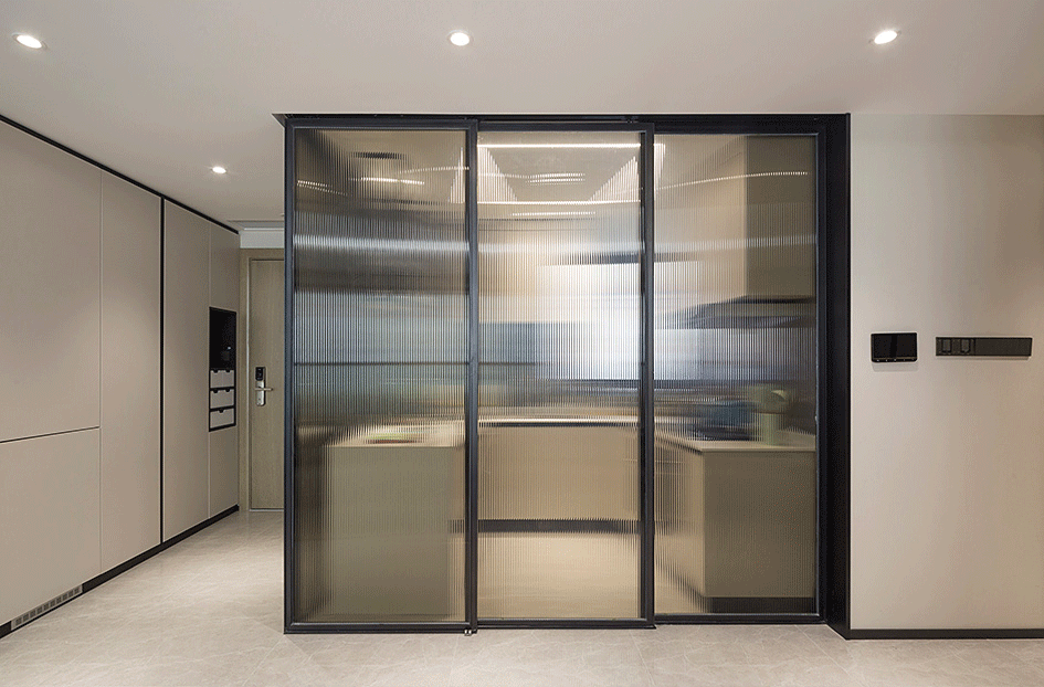 开放厨房怕油烟,这样做比开放还美,而且没有油烟