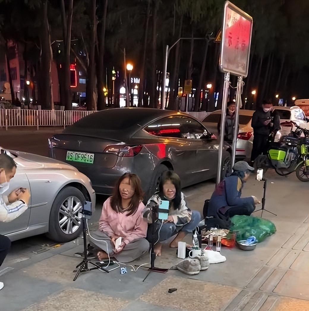 女子流浪街头开直播,扯着嗓子鬼哭狼嚎,双脚包浆也不做打工妹
