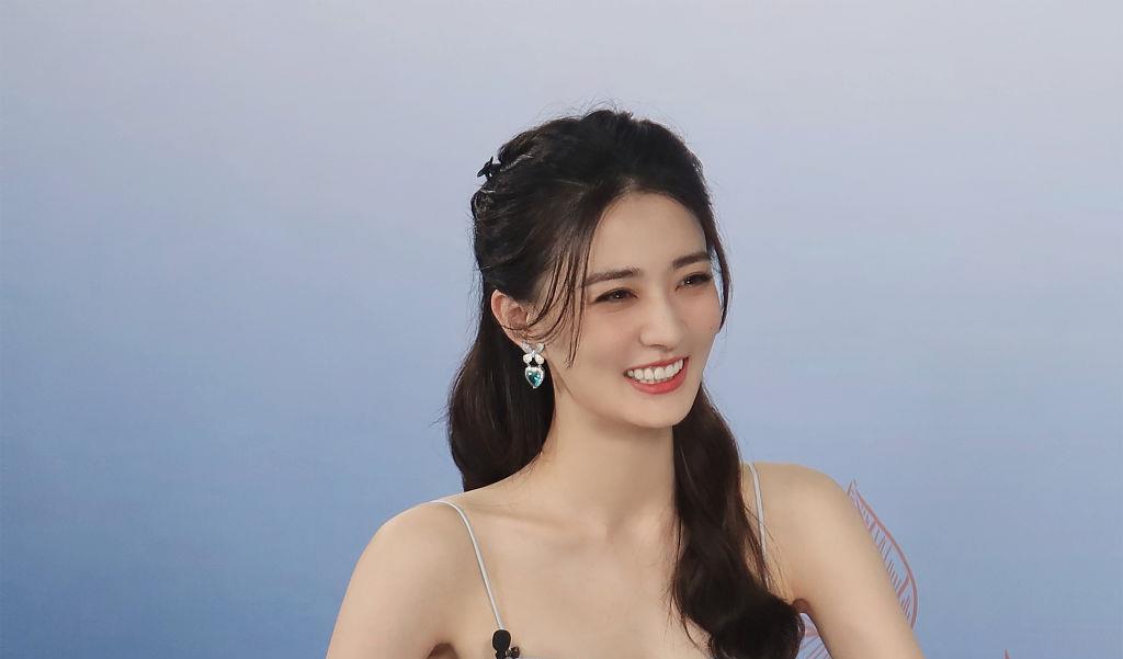 何超莲|徐璐参加品牌活动微卷长发宛如公主 穿浅蓝色连衣裙清新动人