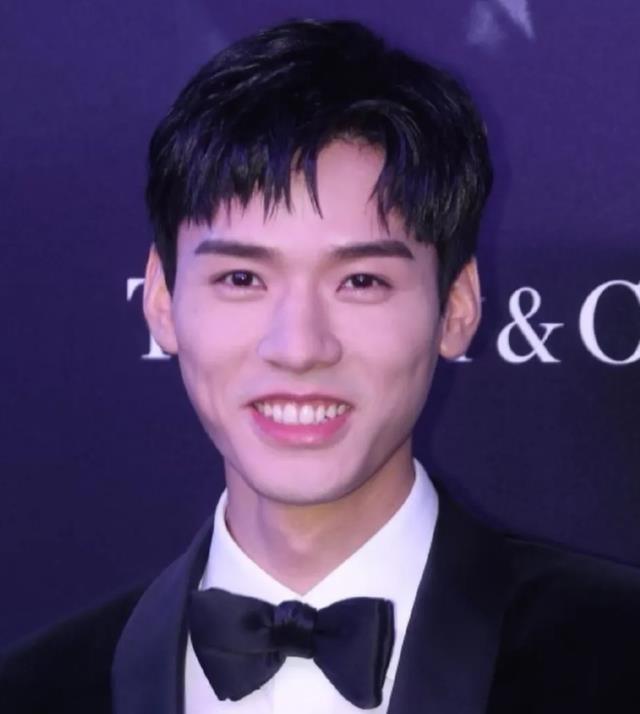 张凌赫|7位笑起来颜值反差大的明星：张凌赫褶子多、王俊凯露牙龈