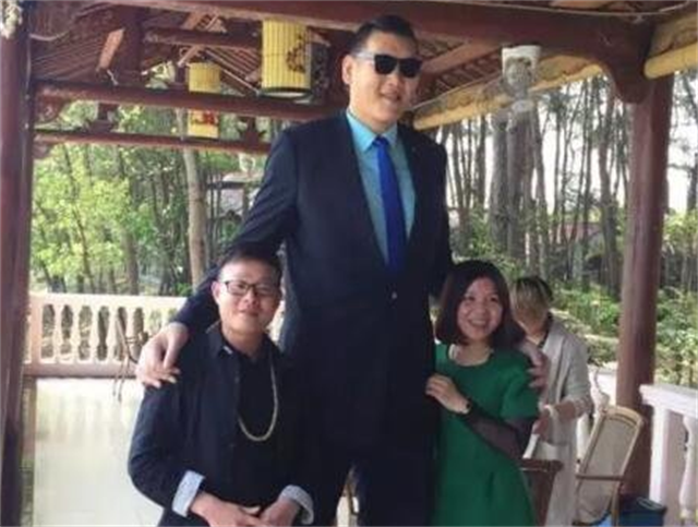 张欢|35岁发愁没有女友！亚洲巨人张欢身高2.38米，与女星、网红传绯闻