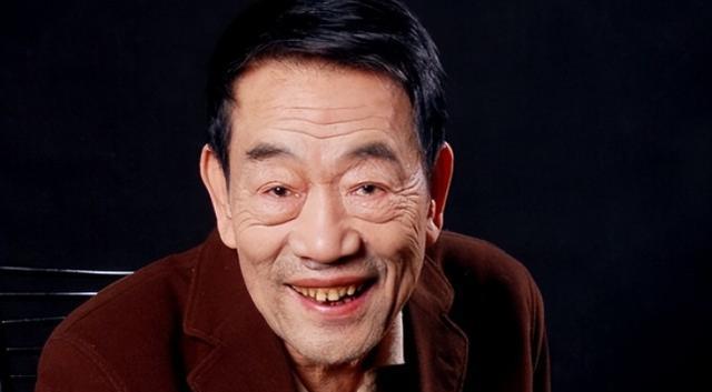 杨少华|90岁杨少华被当摇钱树?吃饭靠喂,药盒摆满桌,还要出来卖盒饭